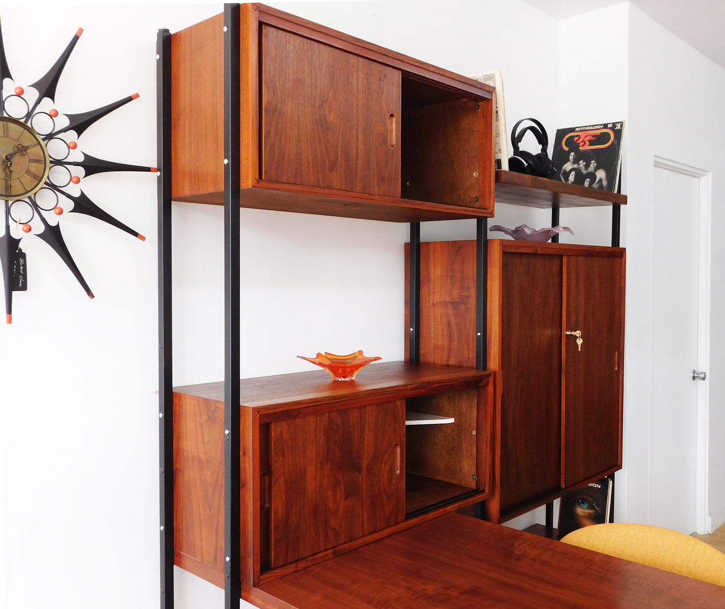 Free standing display wall unit