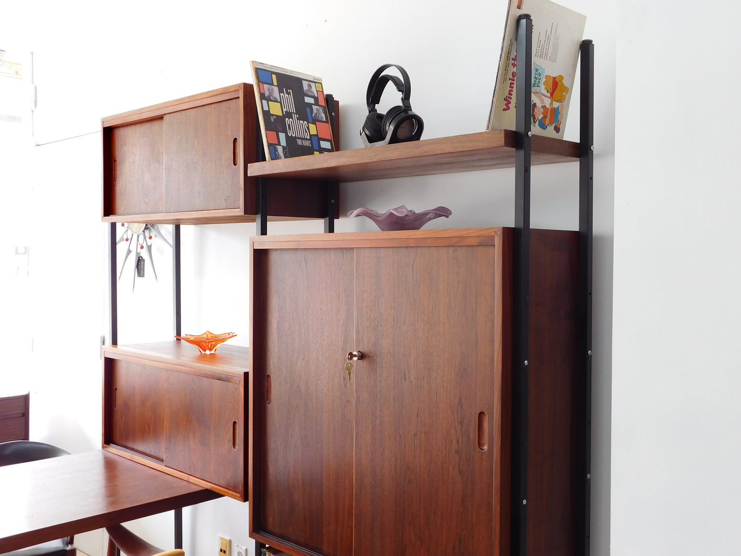 Free standing display wall unit