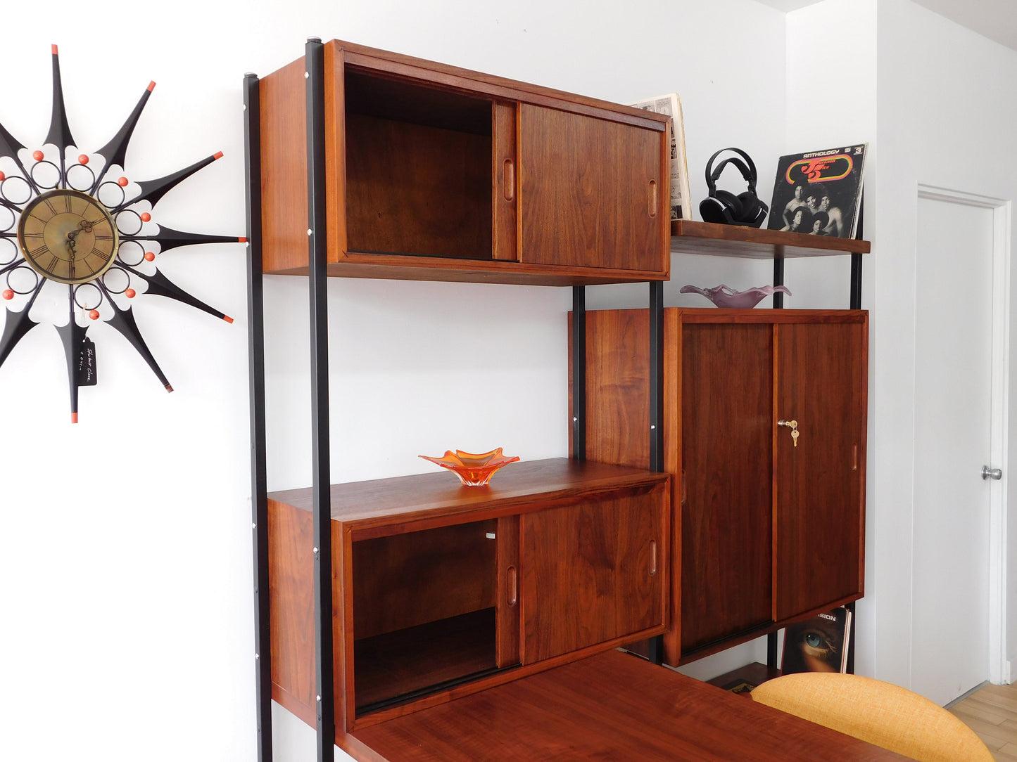 Free standing display wall unit