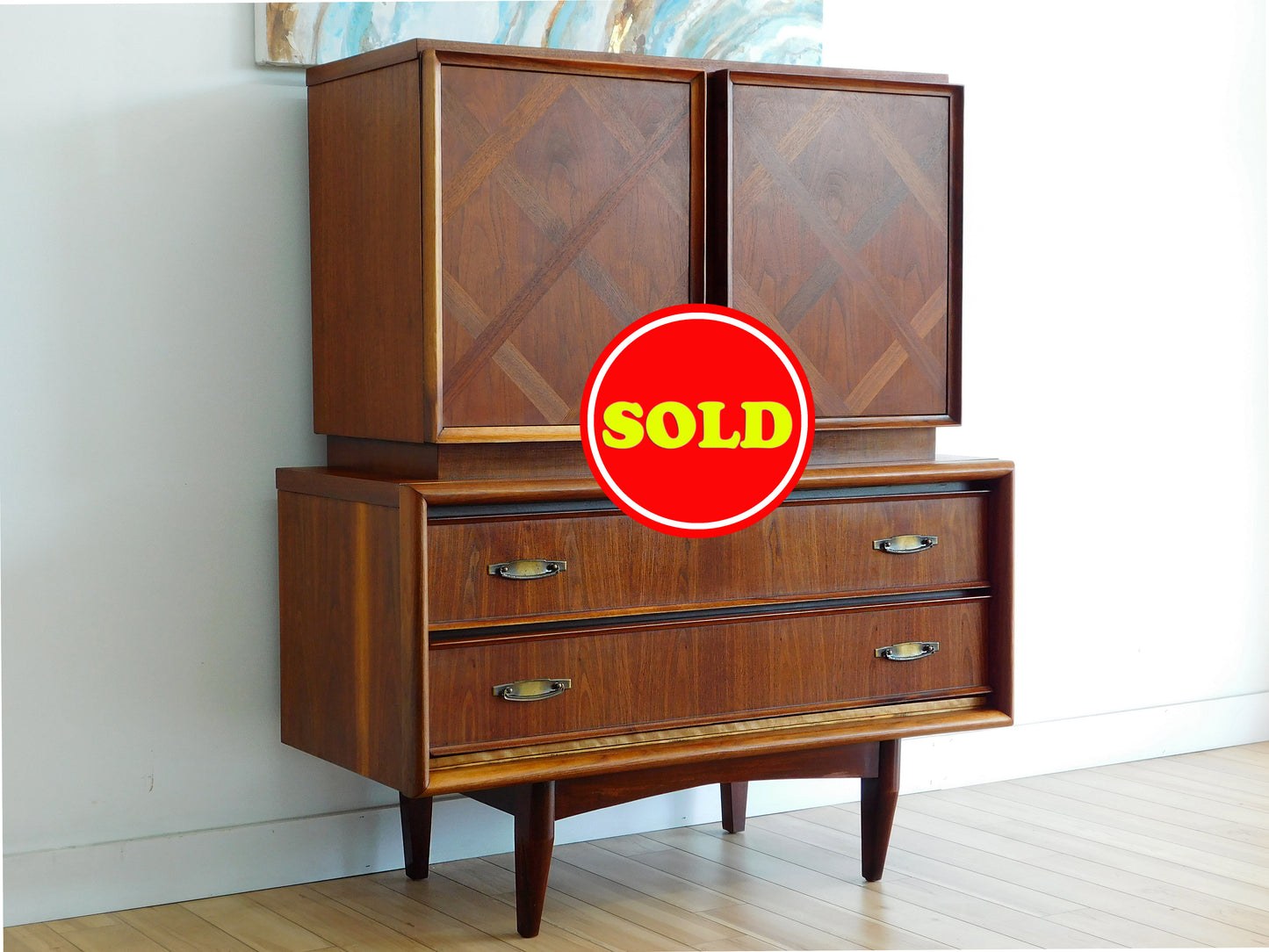 Highboy du milieu du siècle par United Furniture