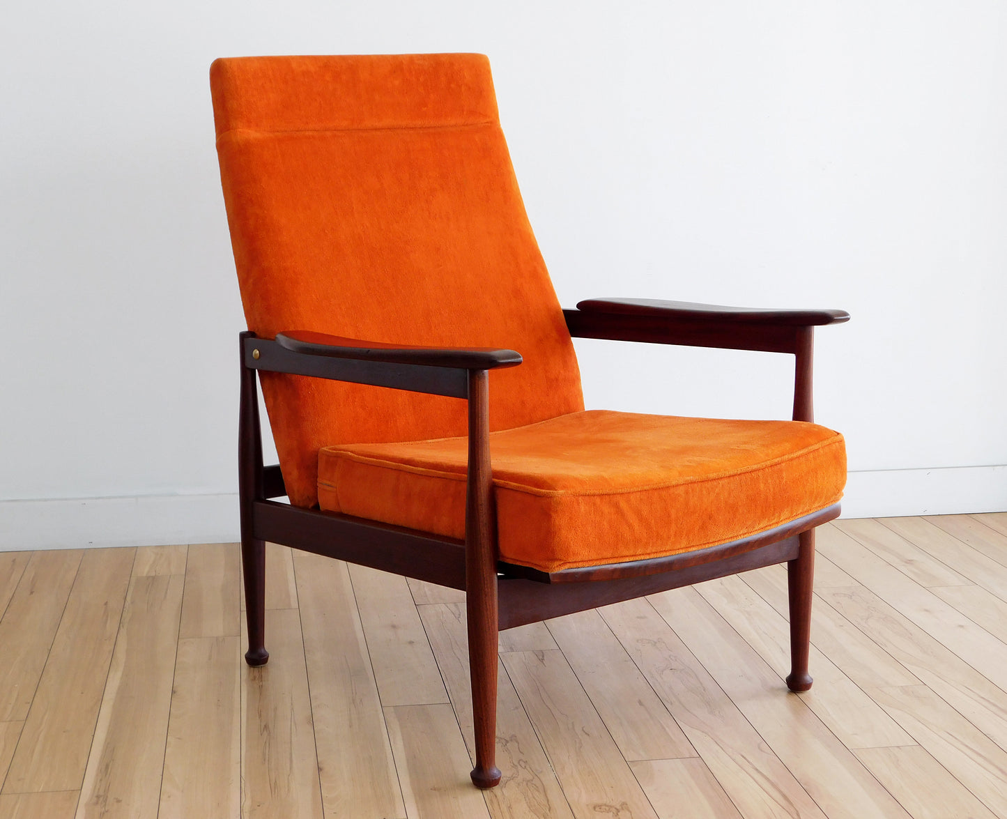 Manhattan" Reclining armchair by Guy Rogers