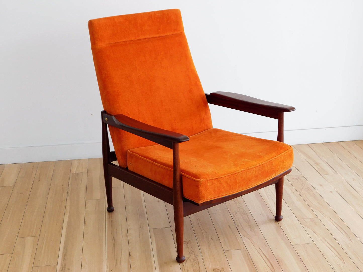 Manhattan" Reclining armchair by Guy Rogers