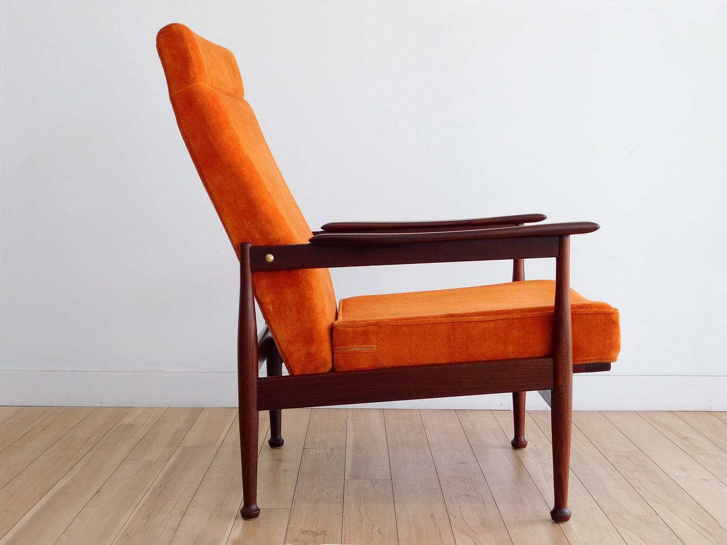 Manhattan" Reclining armchair by Guy Rogers