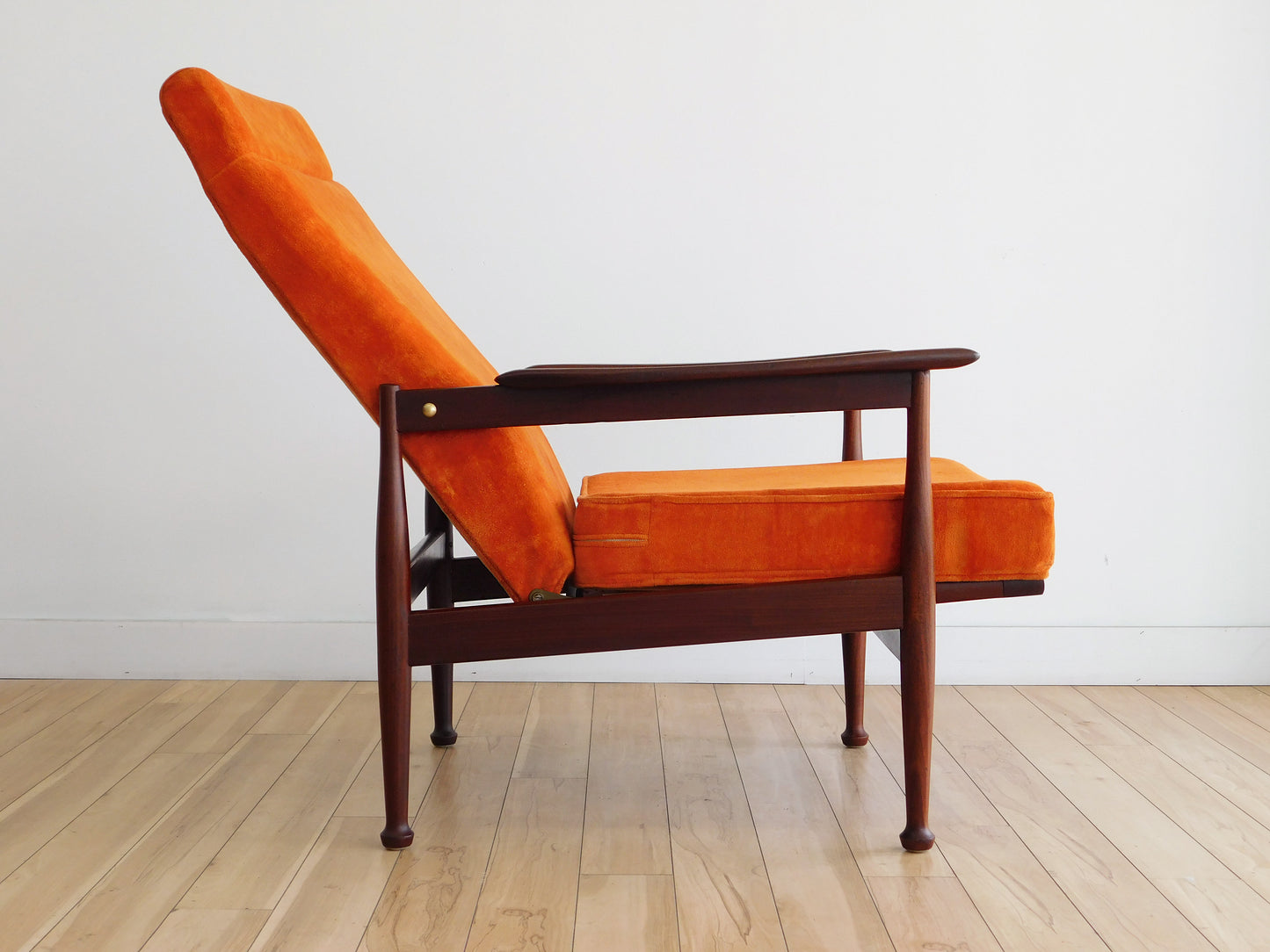 Manhattan" Reclining armchair by Guy Rogers