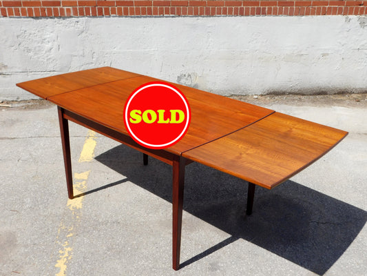 Danish Convex shaped draw-leaf dining table
