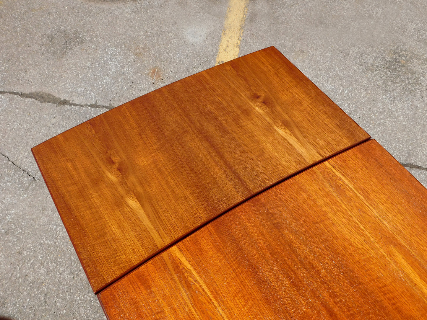 Danish Convex shaped draw-leaf dining table