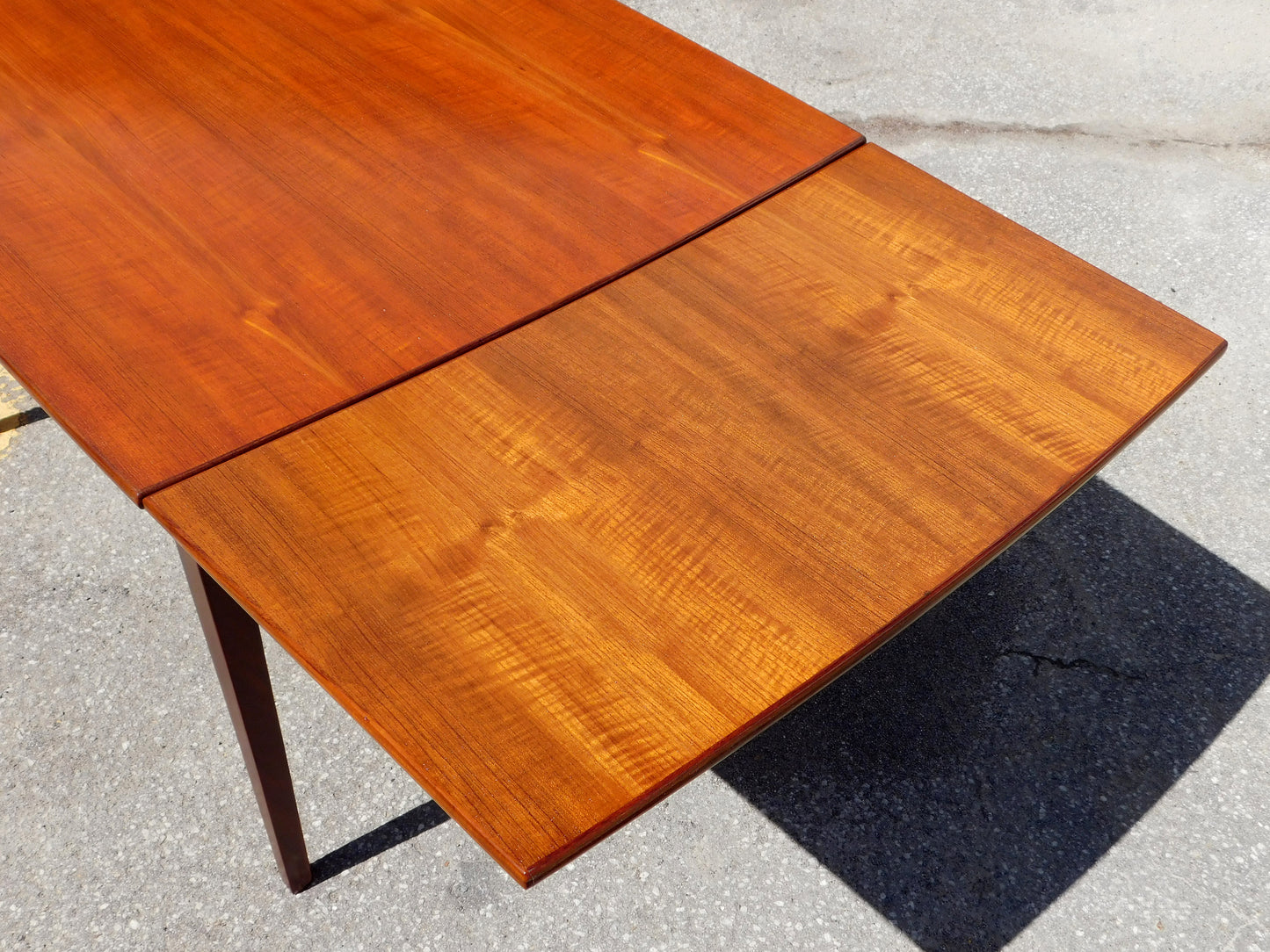 Danish Convex shaped draw-leaf dining table